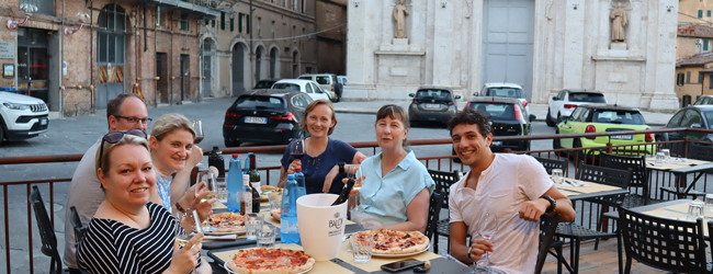 LISA-Sprachreisen-Erwachsene-Italienisch-Italien-Siena-Freizeit-Restaurant-Essen-Pizza